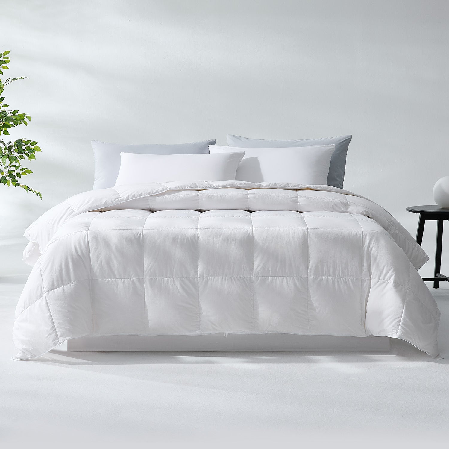 White Lightweight Goose Feather and Down Fiber Comforter