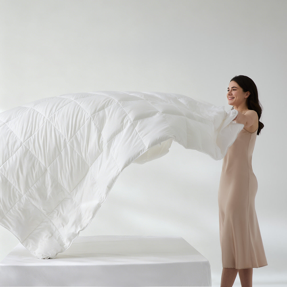 White Lightweight Goose Feather and Down Fiber Comforter