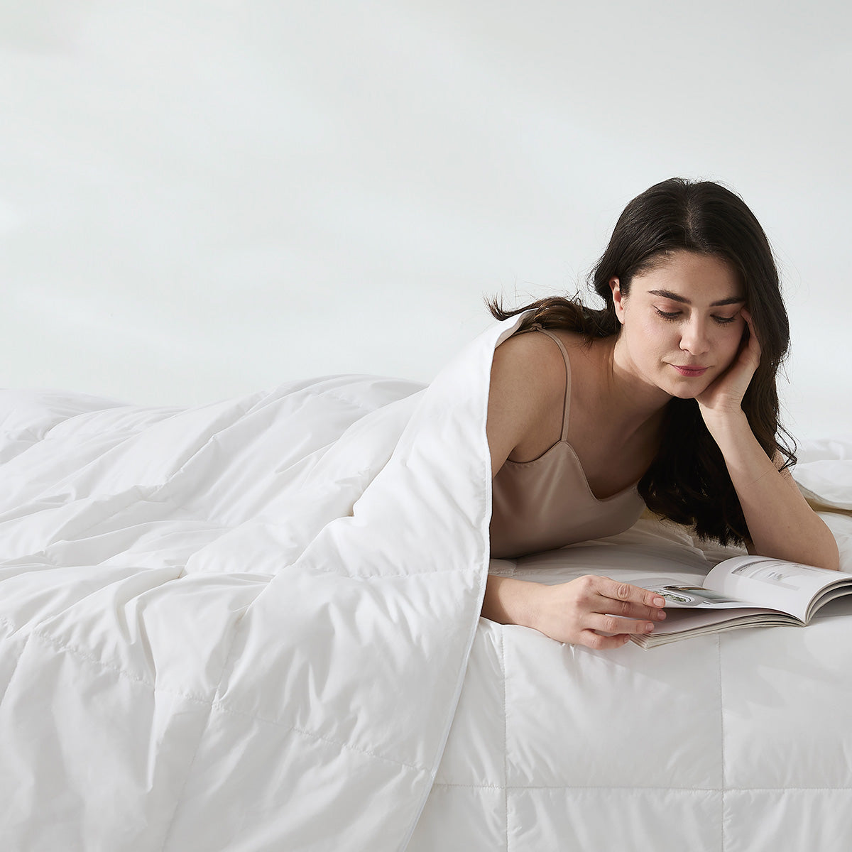 White Lightweight Goose Feather and Down Fiber Comforter