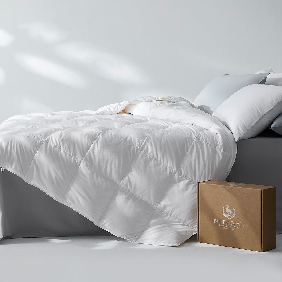 White Lightweight Goose Feather and Down Fiber Comforter