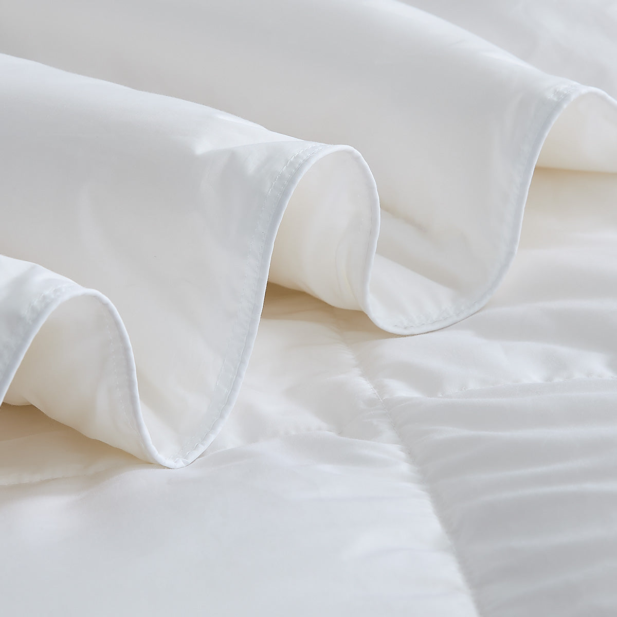 White Lightweight Goose Feather and Down Fiber Comforter