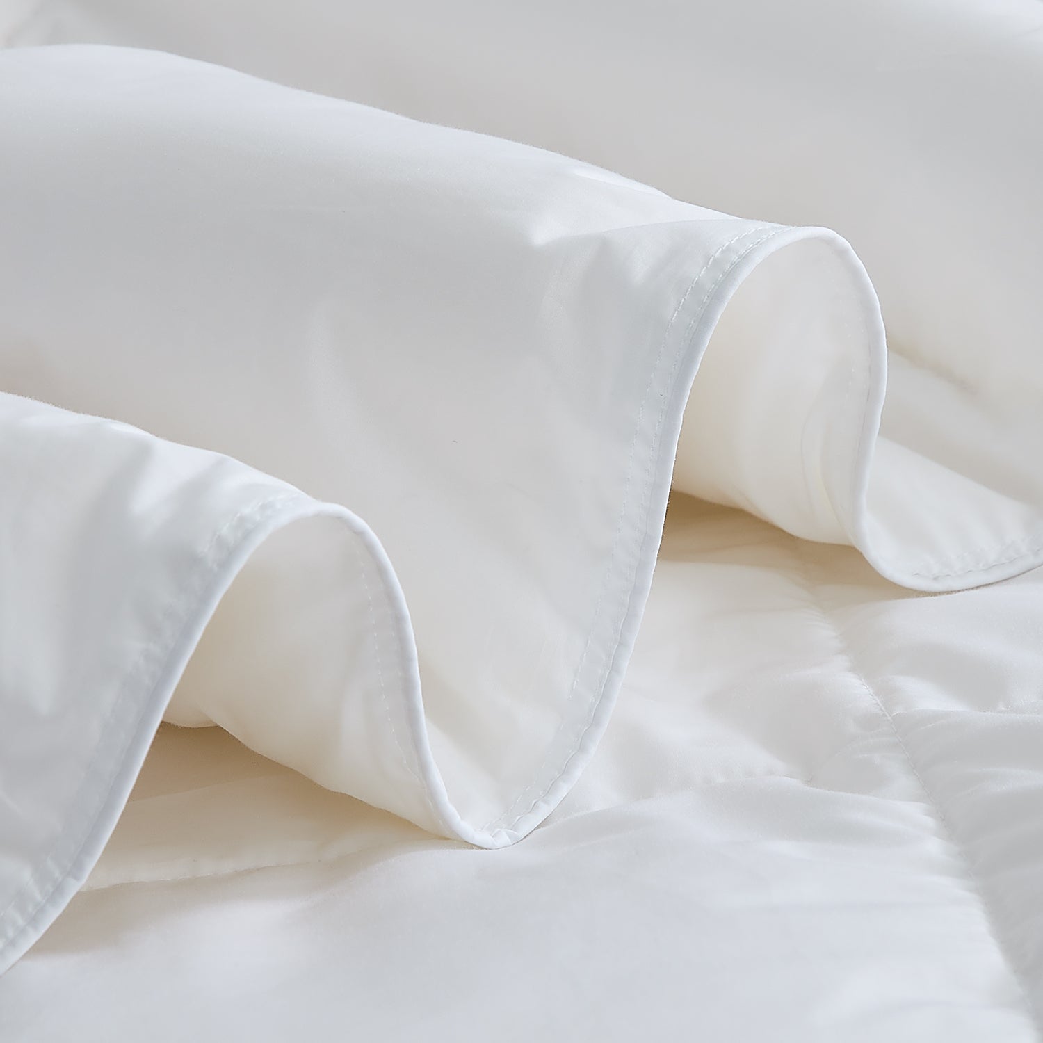 Lightweight Goose Feather and Down Fiber Comforter
