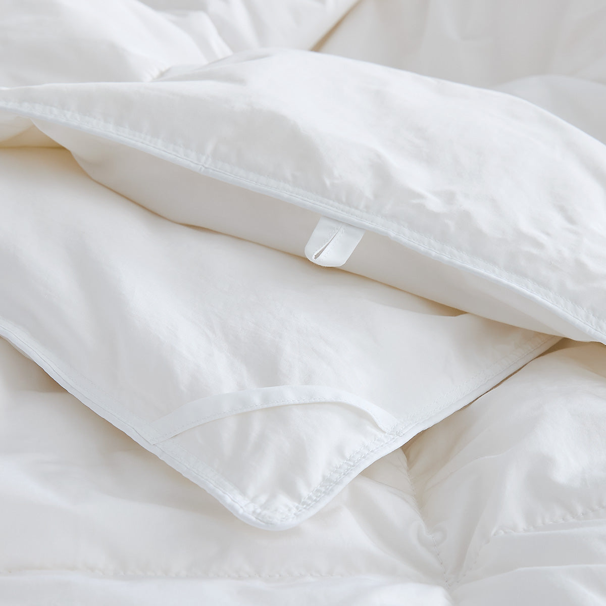 White Lightweight Goose Feather and Down Fiber Comforter